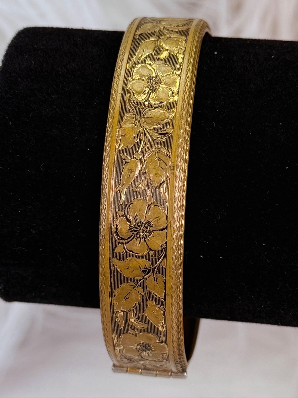 Elegant Floral Gold-Tone Women's Bangle Bracelet